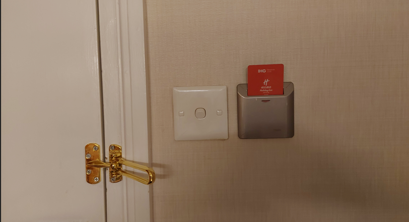 객실 내 전원 카드키와 마스터 전원 스위치