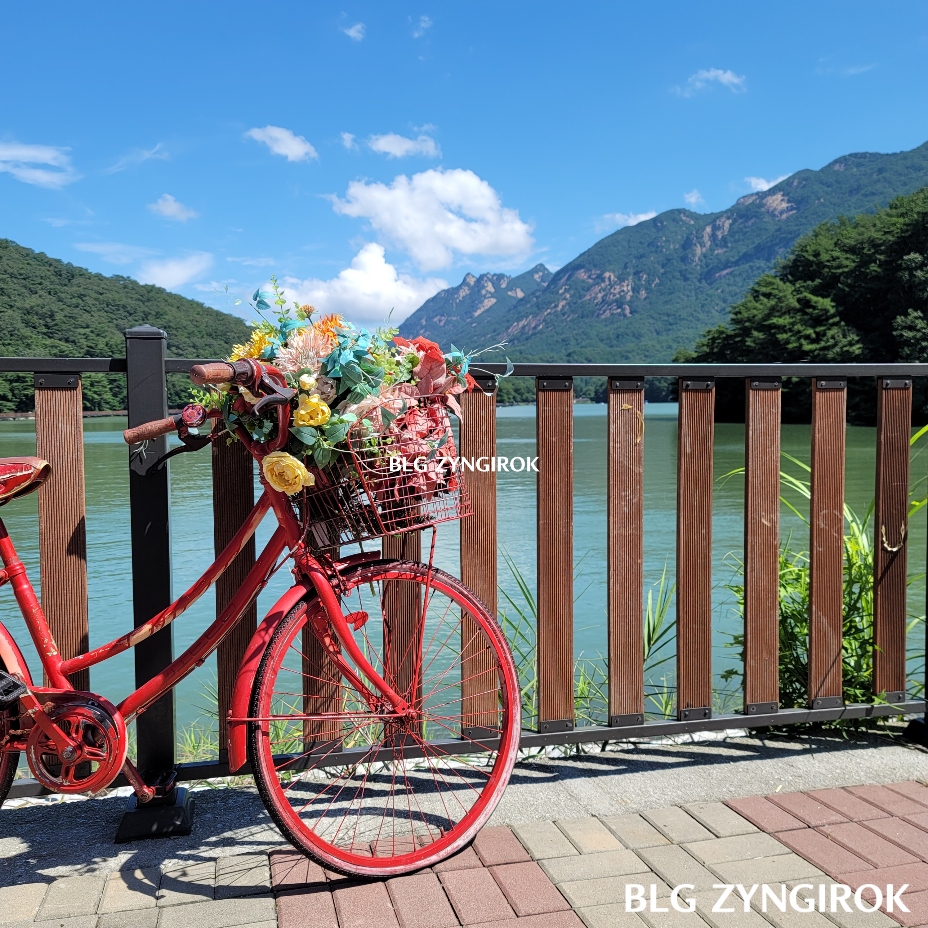 산정호수-다리에-서있던-빨간-자전거이다.