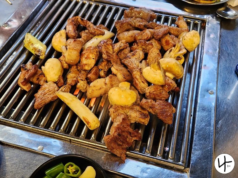 잘게-썰려진-잡부구이와-버섯-대파