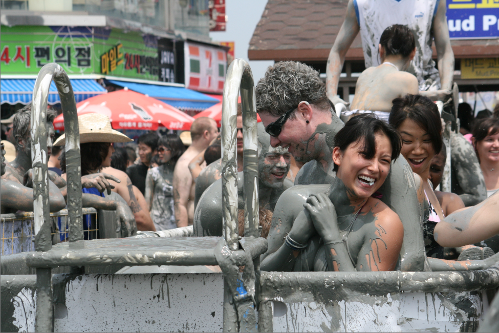 한국의 보령 머드 축제 (Boryeong Mud Festival) &ndash; 흙으로 즐기는 이색적인 여름 체험