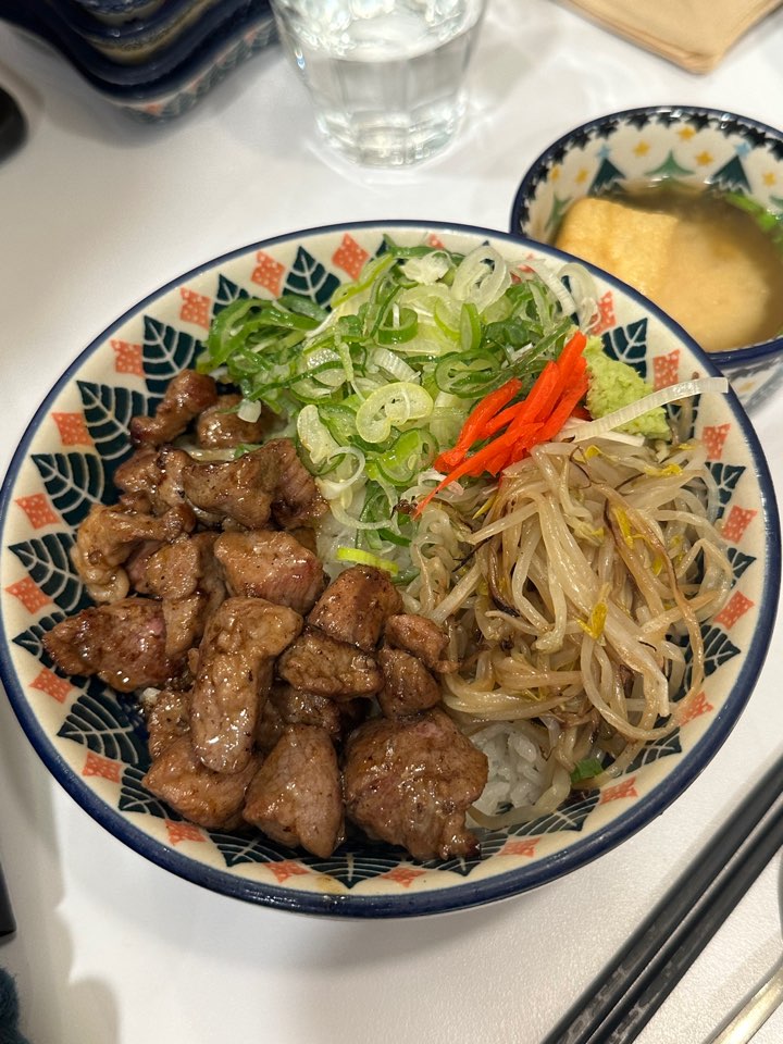 큐브 스테이크 덮밥