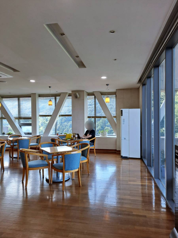 압바암마 카페 테이블에 앉다