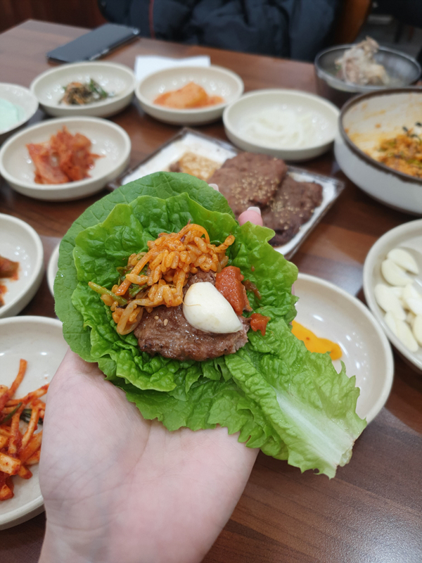 쌈-위에-비빔밥과-떡갈비