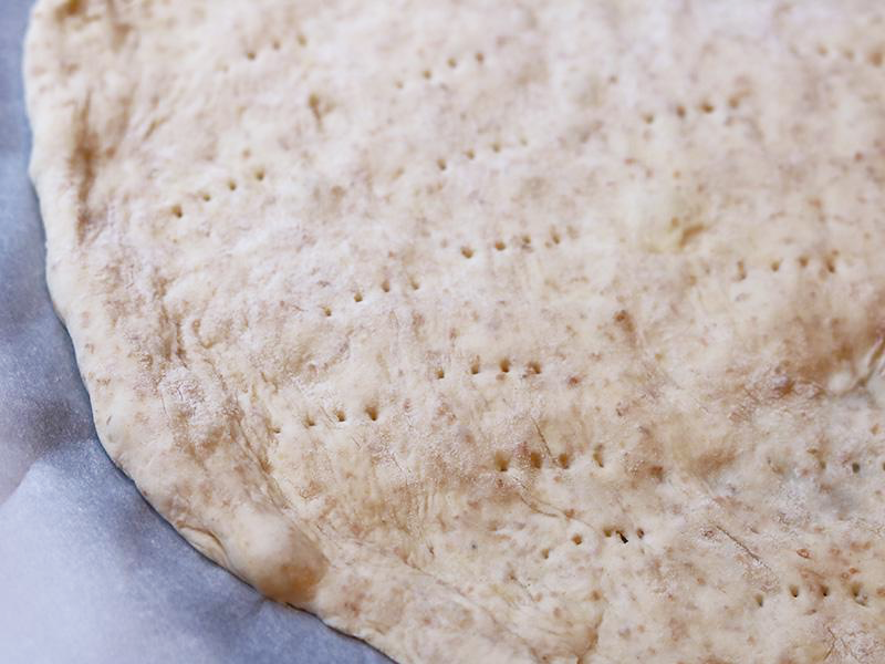 피자 도우에 포크 자욱 내기