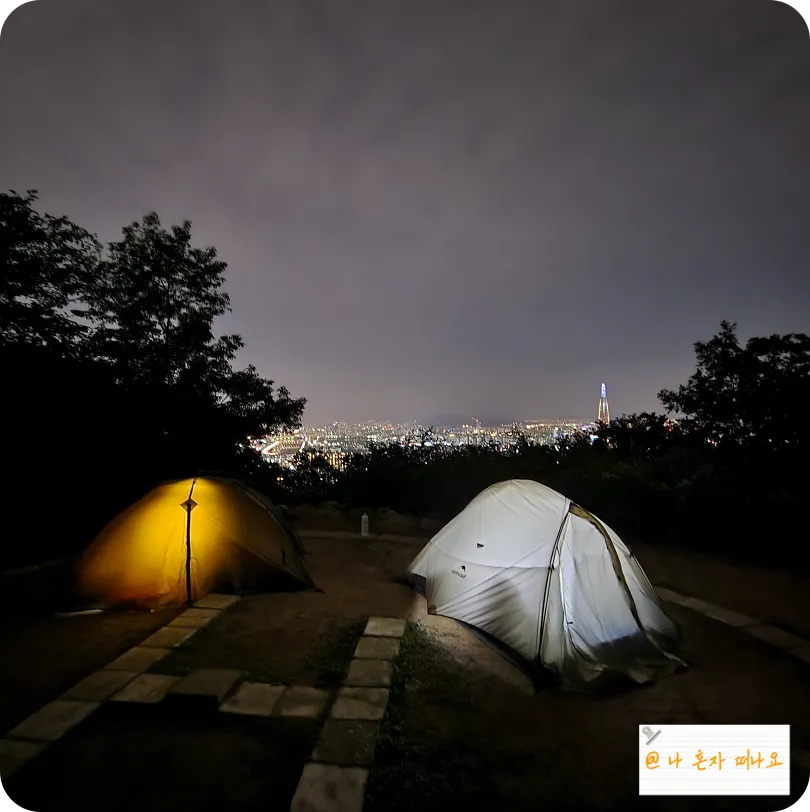 헬기장에-설치된-두개의-텐트