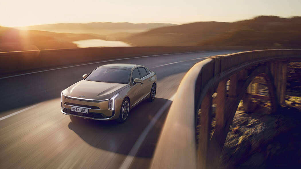 다리 위를 달리는 기아자동차