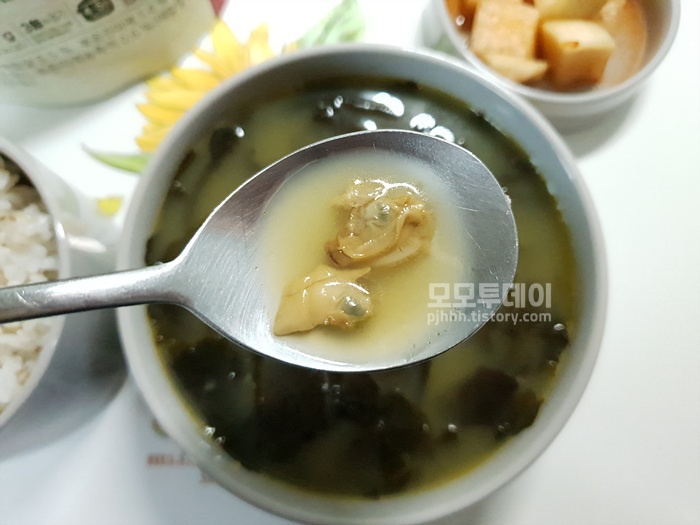 동원 양반 간편식 백합 미역 국 솔직 후기 내돈내산 차돌 된장찌개 레시피 크기 맛 건더기 닭발 소주 매콤 야식 먹기 좋은