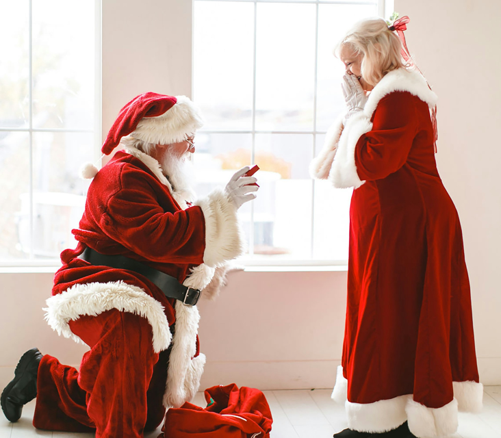 산타 복장으로 프로포즈 하는 모습