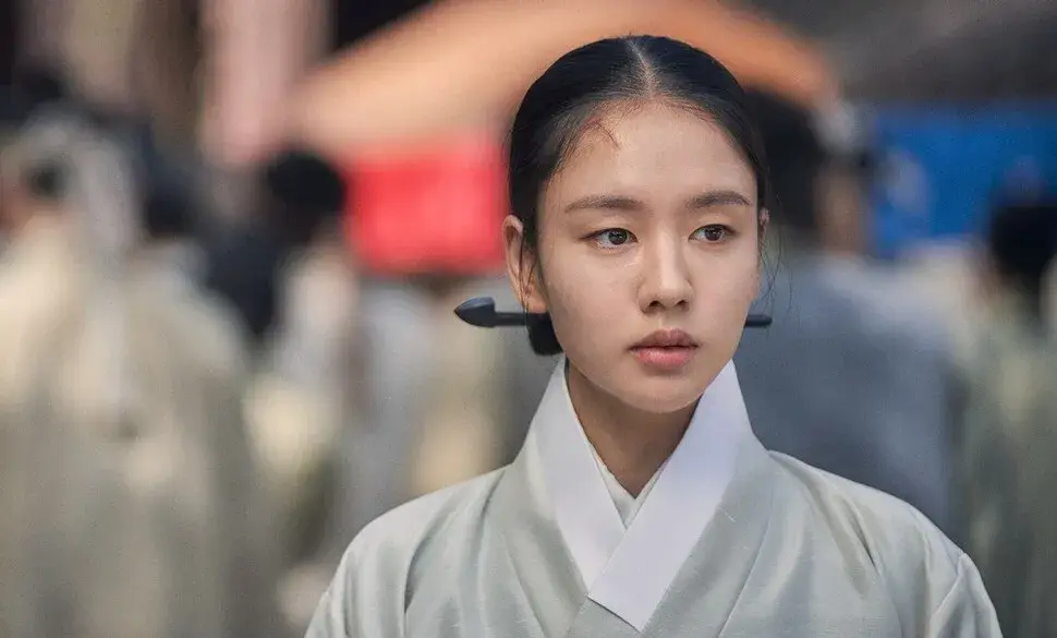 조선 시대 한복을 입고 댕기머리를 한 젊은 여자(안은진 분)의 진지하고 단호한 표정을 담은 클로즈업 스틸컷. MBC 사극 '연인'.