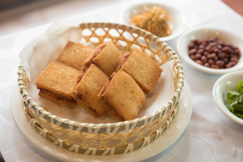 소쿠리 안에 멘보샤