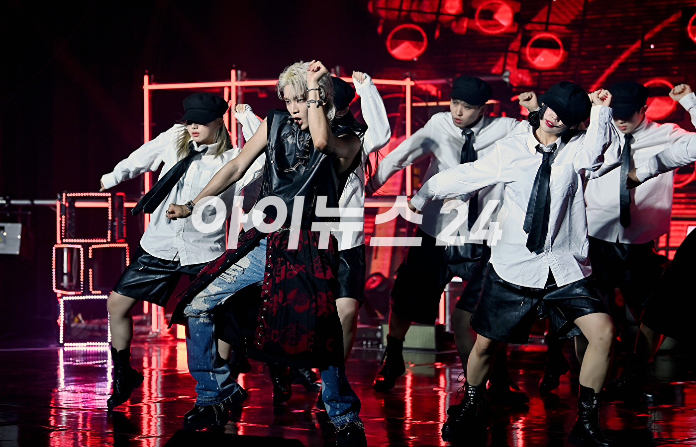 &gt;NCT 멤버 태용이 5일 오후 서울 강남구 논현동 SJ쿤스트할레에서 열린 첫 번째 미니앨범 &#39;SHALALA (샤랼라) 발매 기념 미디어 쇼케이스에서 타이틀곡 &#39;샤랼라&#39; 무대를 선보이고 있다. [사진=곽영래 기자]