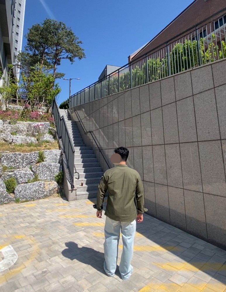 데일리룩(2024. 5. 3.) OG-107 존레논 셔츠 워크웨어 자켓 밀리터리, 구제 카키 티셔츠, 에러스익셉티드 데미지진 디스트레스드 데님팬츠, 푸마 독일군 아미 트레이너 뮬