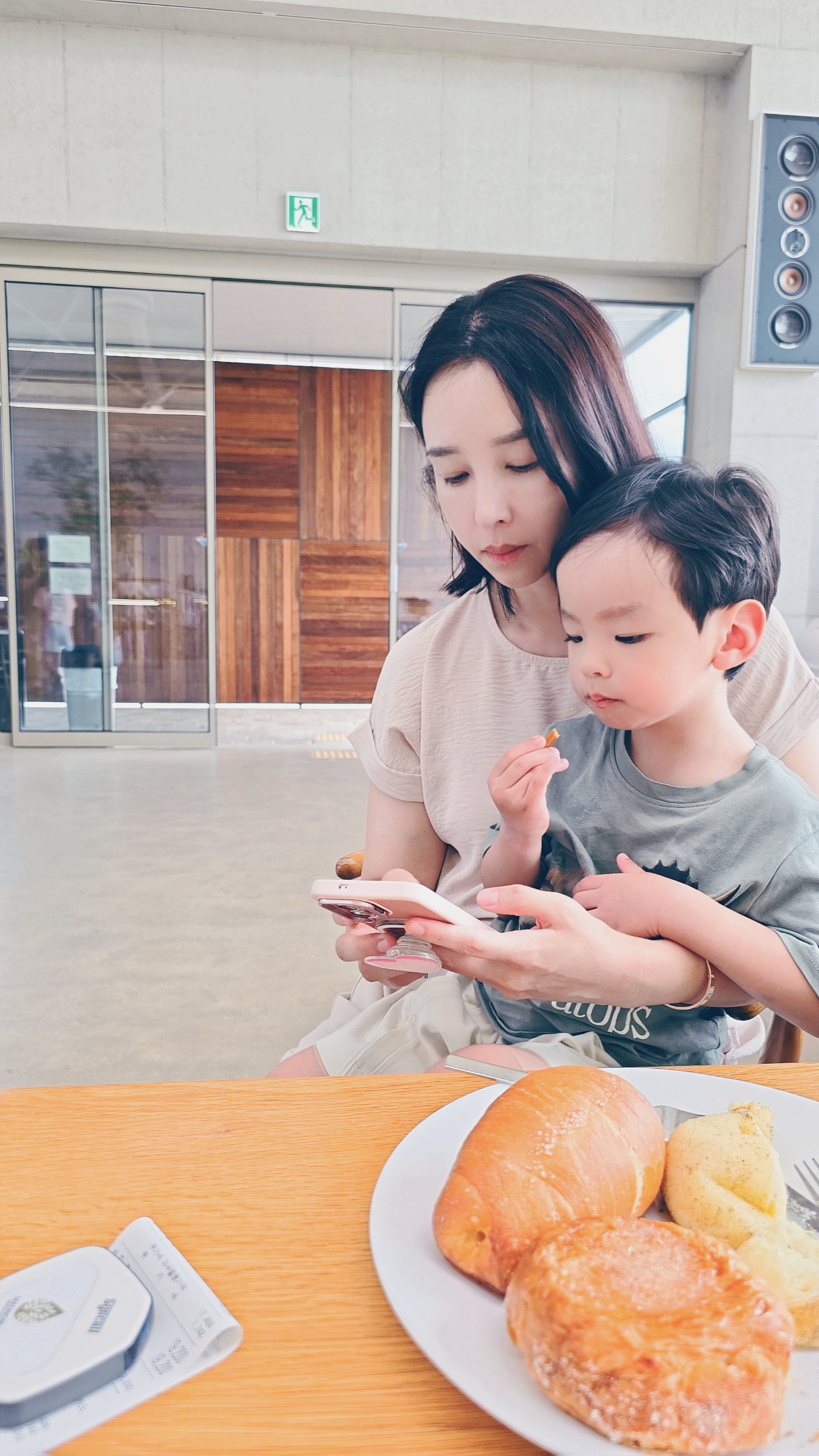 카페에서 엄마와 아이와 한컷 사진