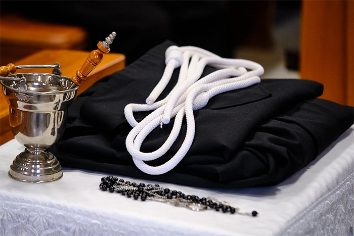 꼰벤뚜알 프란치스코 수도회 응원봉 든 신부