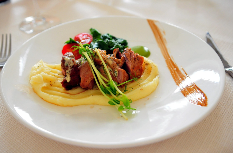 임산부 외식 시 고려해야 할 건강한 식단 예시 &ndash; 고기와 채소가 조화를 이루는 균형 잡힌 플레이트