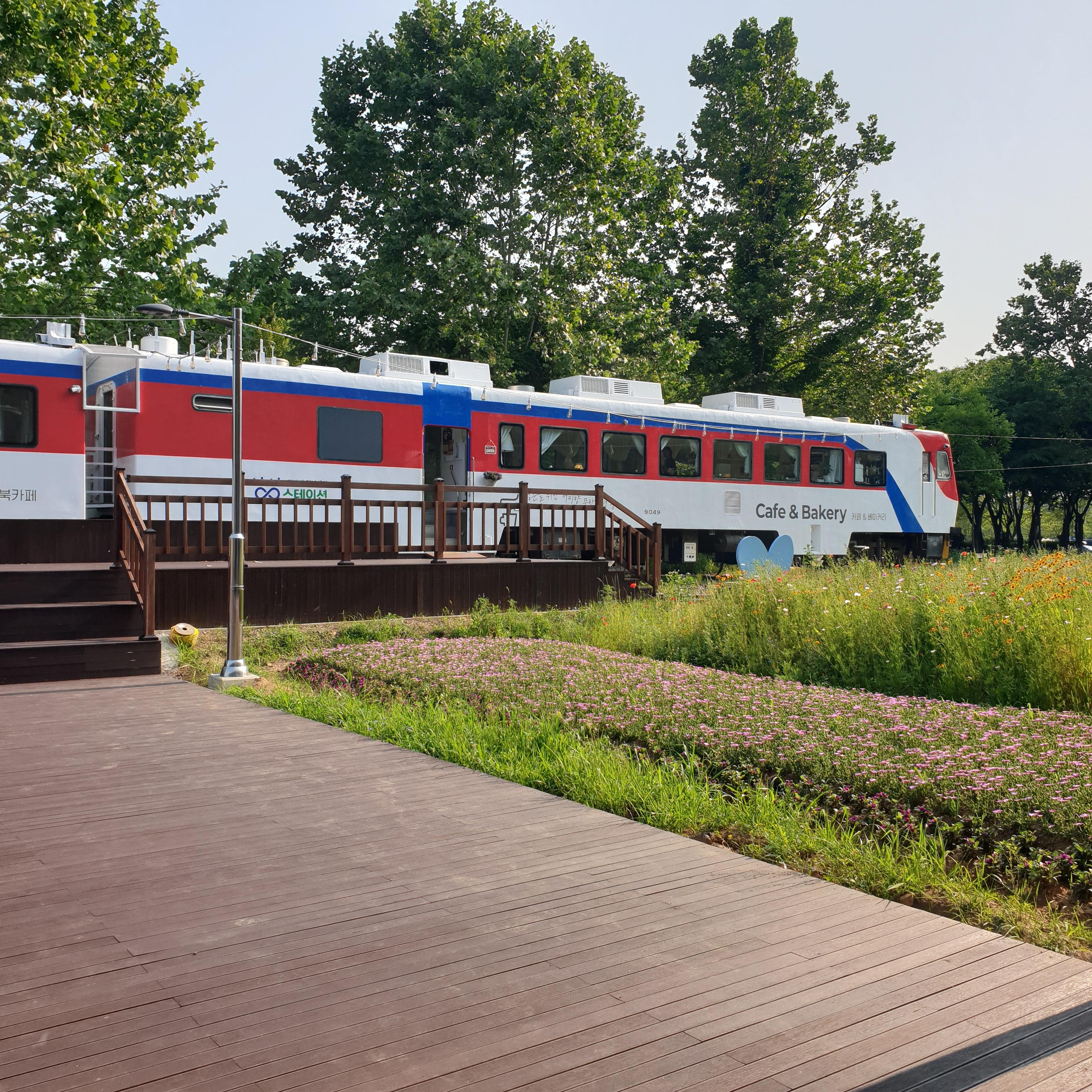 너무 좋은 날씨와 예쁜 카페 모습