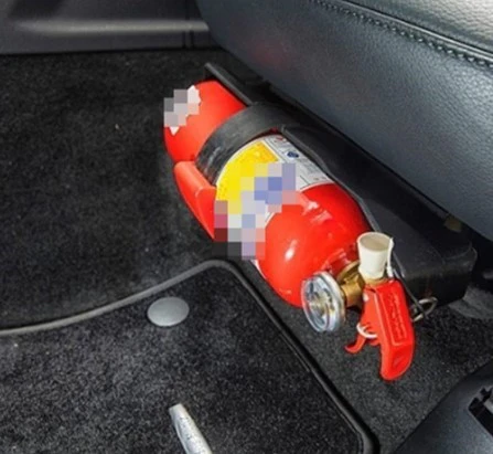 시트 하부에 위치한 차량용 소화기(출처 - YES폐차장)