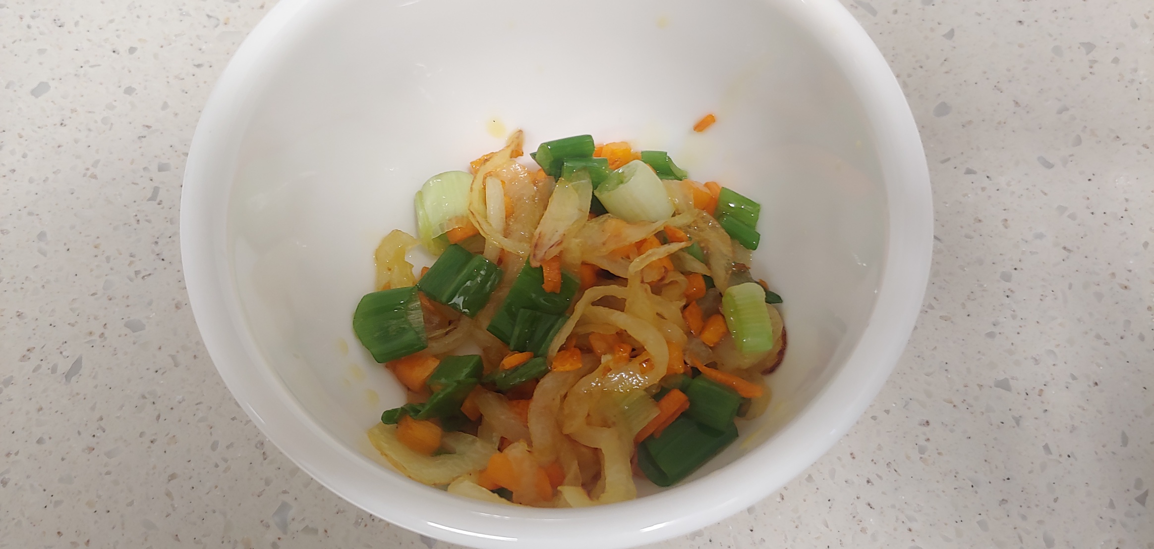 양파, 파, 당근을 볶았습니다.