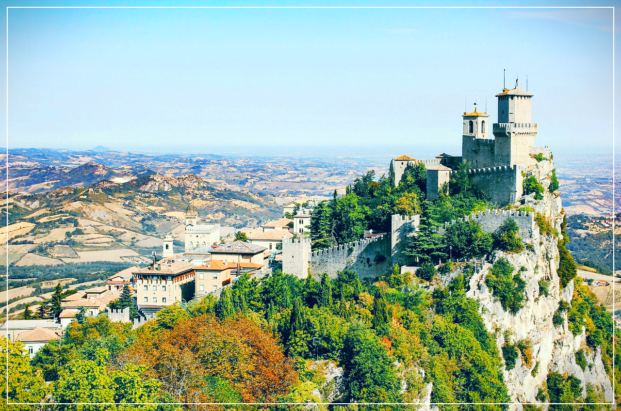 산마리노의 높은 산 위의 성과 성벽의 웅장한 모습