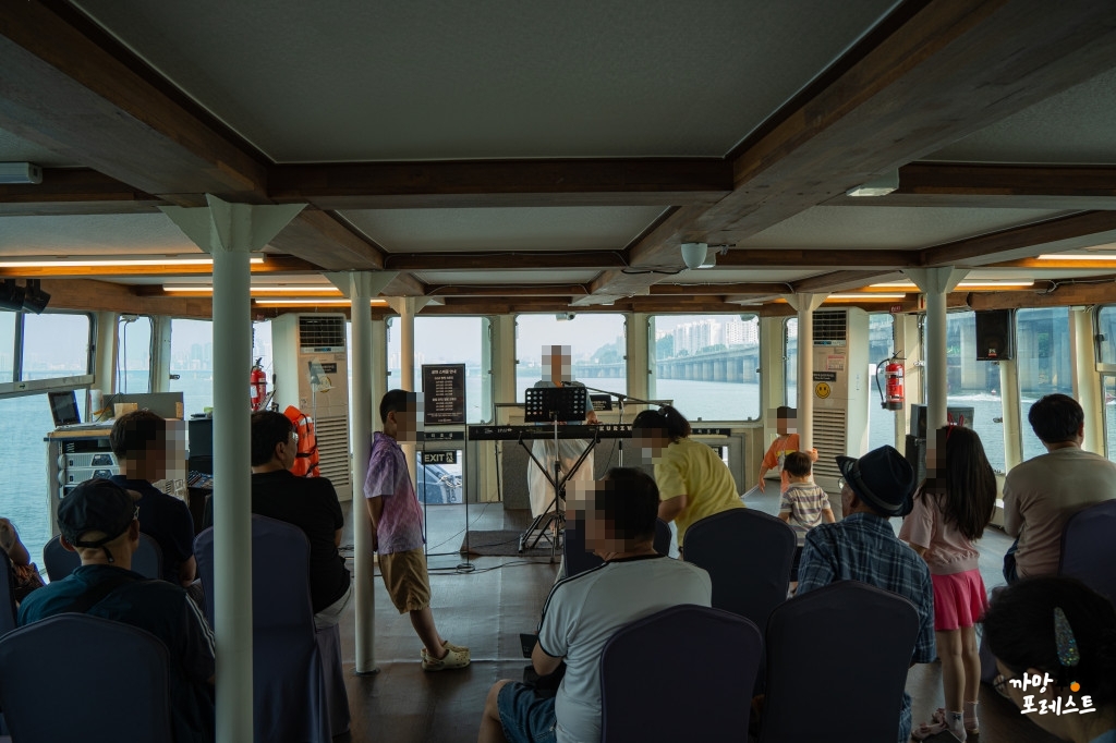 한강 유람선 이크루즈 내부 공연