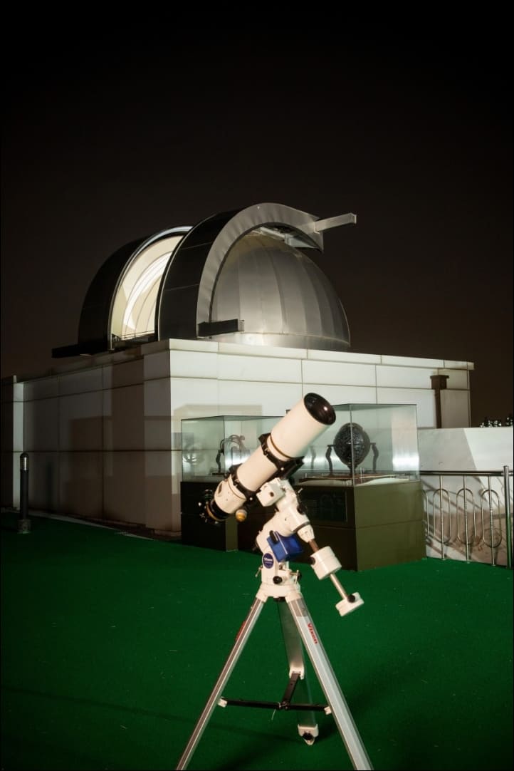 옥상에-야관관측용-망원경이-놓여있다.