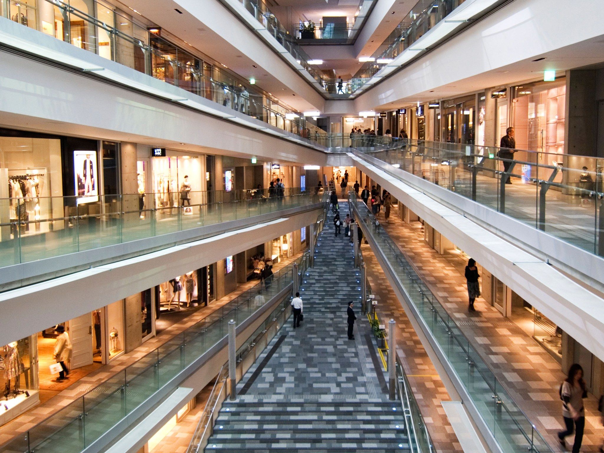 안도 다다오 건축가가 설계한 오모테산도 힐즈의 내부 모습