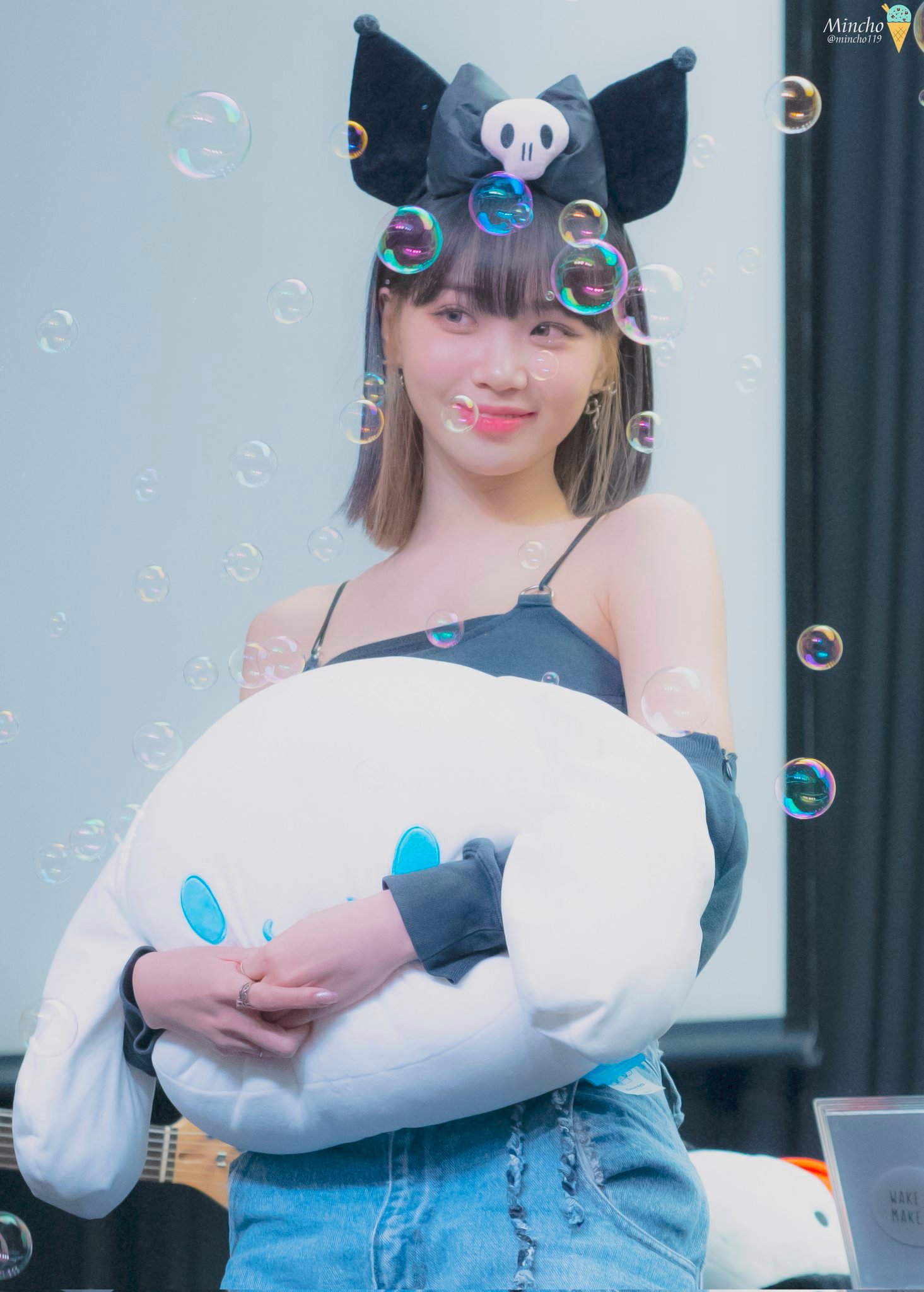 뿌듯하게 웃는 김채원