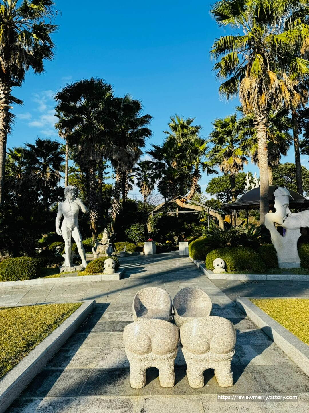 조각상 및 의자