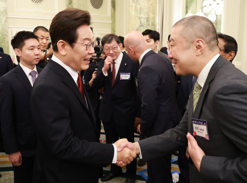 이재명 대통령이 25일(현지시간) 미국 워싱턴DC 윌라드 호텔에서 열린 한미 비즈니스 라운드 테이블 리셉션에 참석해 구자은 LS그룹 회장과 인사하고 있다.