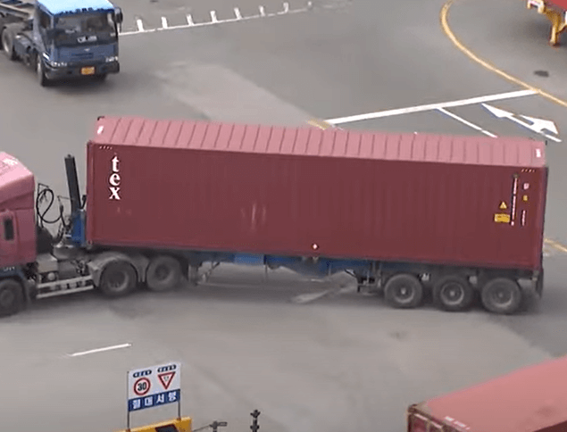 트럭으로 컨테이너를 옮기는 장면