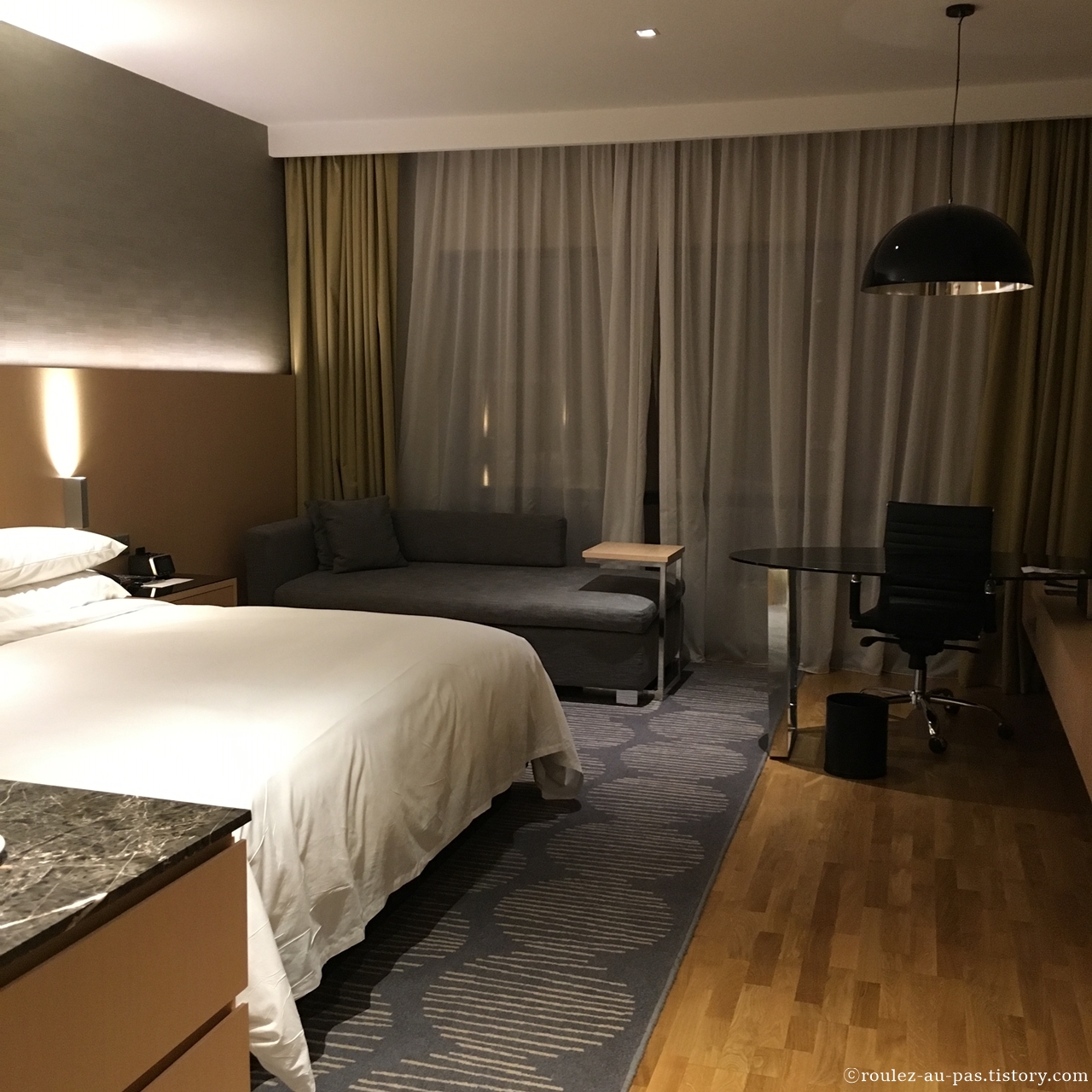 KUL-RENAISSANCE-HOTEL-GUESTROOM