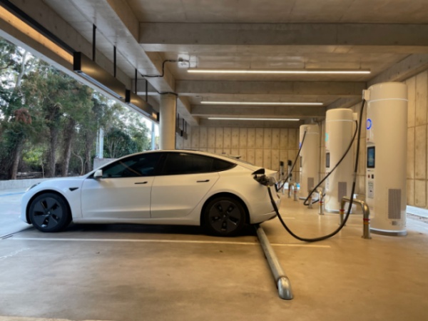 테슬라 모델3는 급속충전기를 이용하면 30%에서 90%가지 충전하는데 48분이 소요된다.