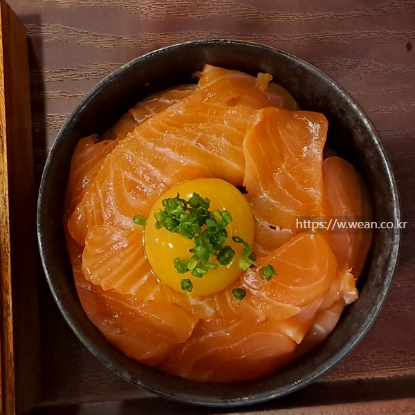 연어덮밥이 차려져있어요.