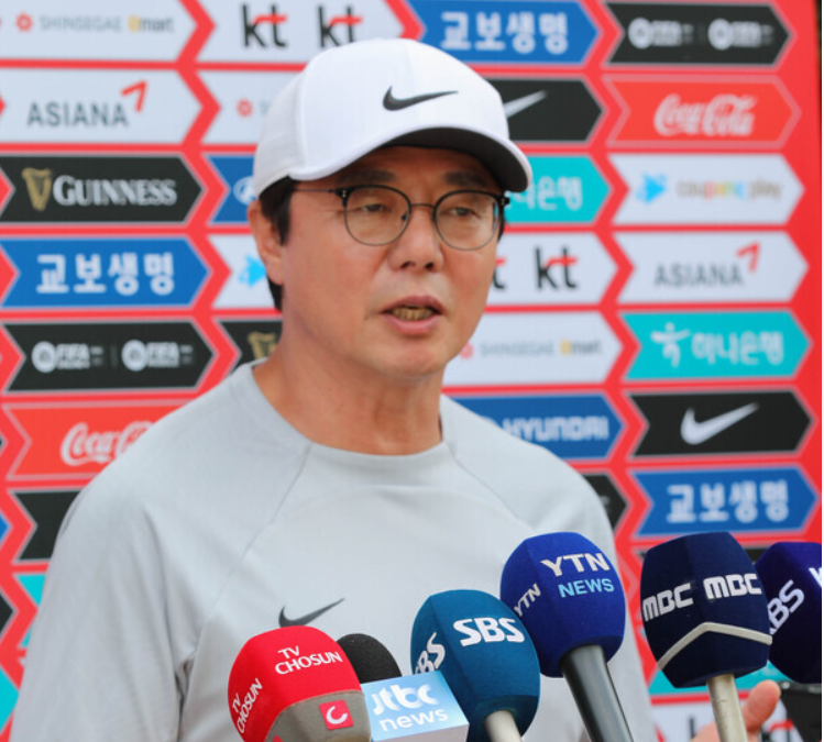 대한민국 임시 사령탑이 된 황선홍이 기자들의 질문에 답변하는 모습