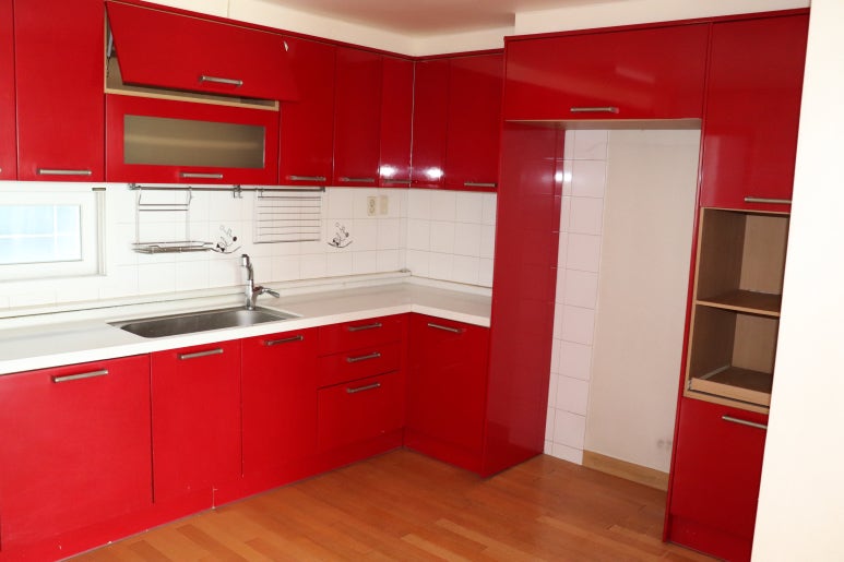 리모델링 전 체리색 싱크대가 있는 낡은 주방 모습