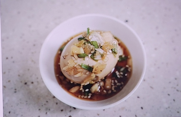 작은 접시에 꺼내놓은 마약 계란장