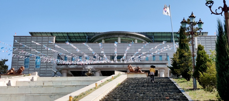 박물관 건물과 높은계단