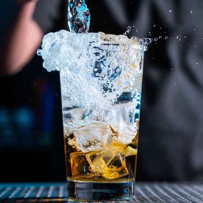 버번 위스키 베이스 위로 탄산수를 부어 청량감을 더하는 존 콜린스 제조 과정