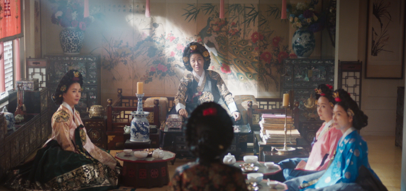 여성들이 모여있는 궁중의 모습