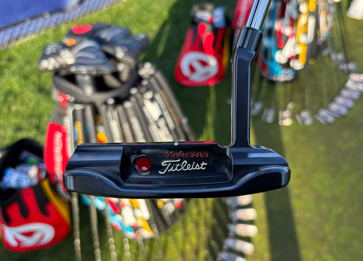 Scotty Cameron 009 Tour Only 퍼터 – 힐 쪽 TOUR ONLY 각인과 타이틀리스트 로고가 선명한 투어 전용 모델