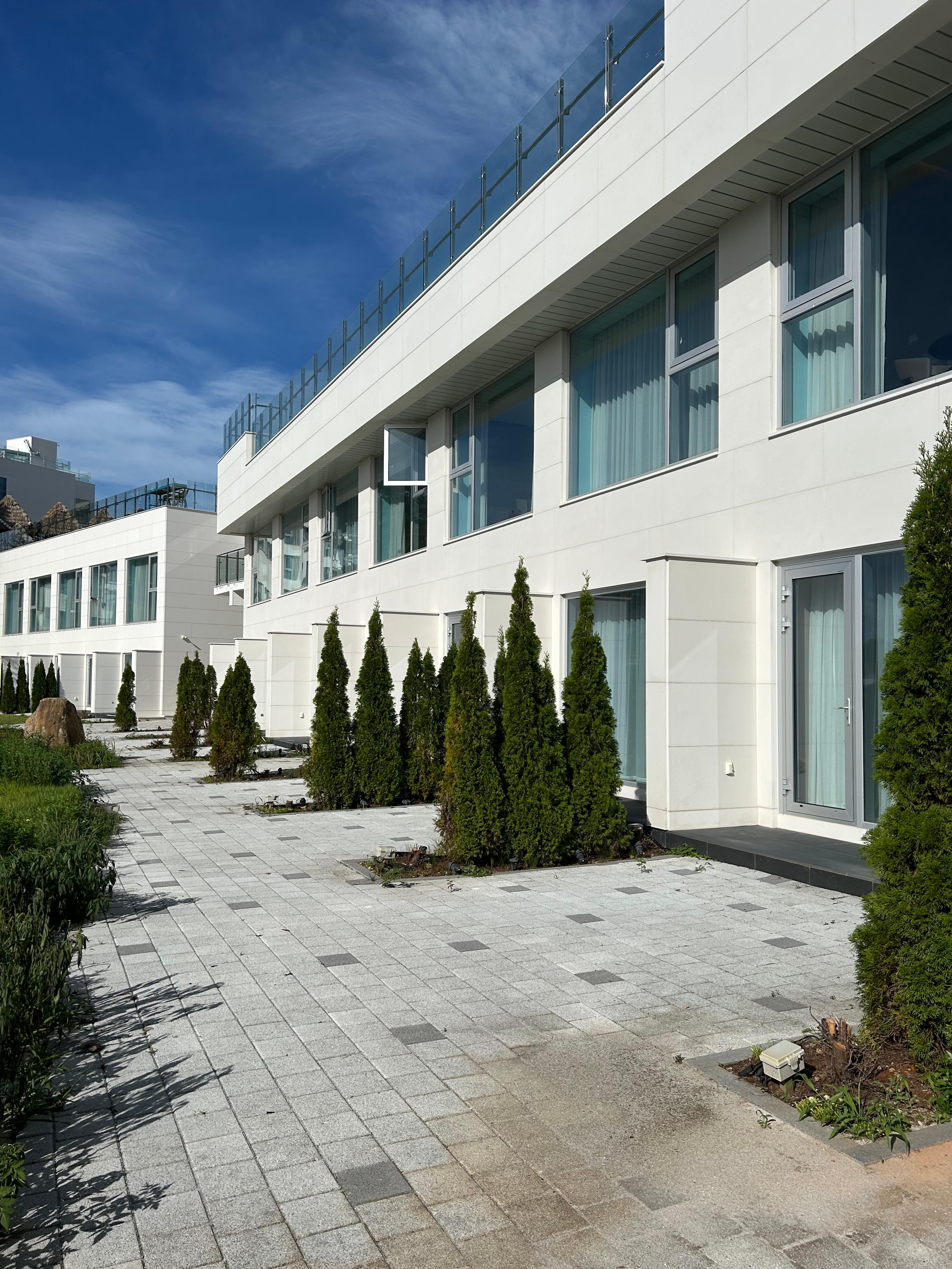 영 스위트 테라스 객실 내부와 테라스에서 보이는 남해 오션뷰