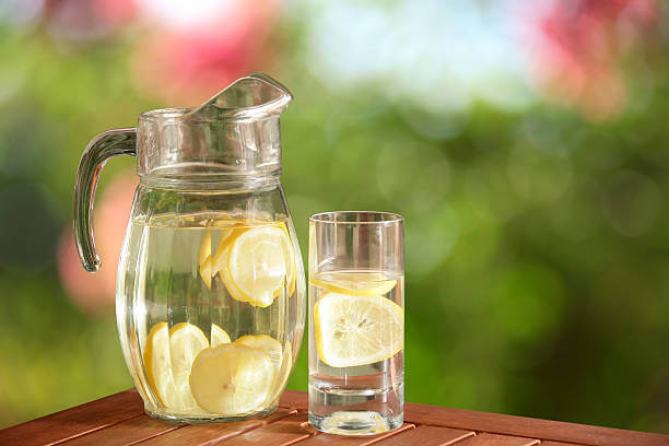 레몬물 효능 사용방법 및 주의사항. 레몬물은 상쾌한 맛과 향으로 알려진 과일 음료인데&amp;#44; 건강과 웰빙에 도움을 주는 이러한 효능으로 인해&amp;#44; 레몬물은 많은 사람들에게 인기를 끌고 있습니다. 이 블로그에서는 레몬물의 효능과 사용법&amp;#44; 주의사항 등을 자세히 알아보겠습니다. 