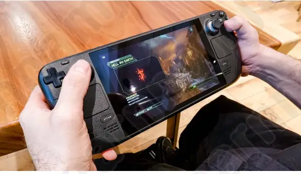 게임을 하는 스팀 덱