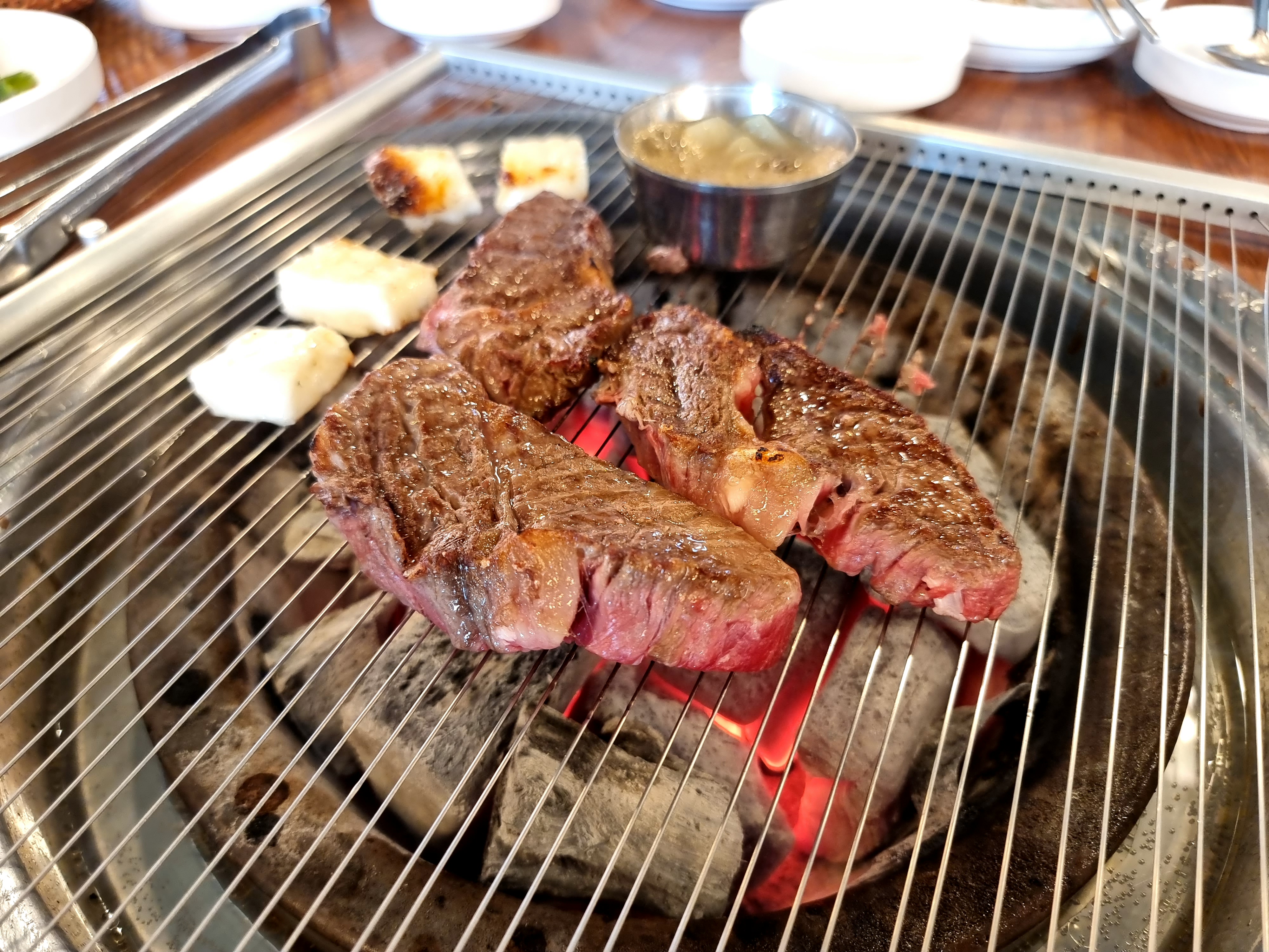 평창한우마을 대관령점 한우 지글지글 구워지는 모습