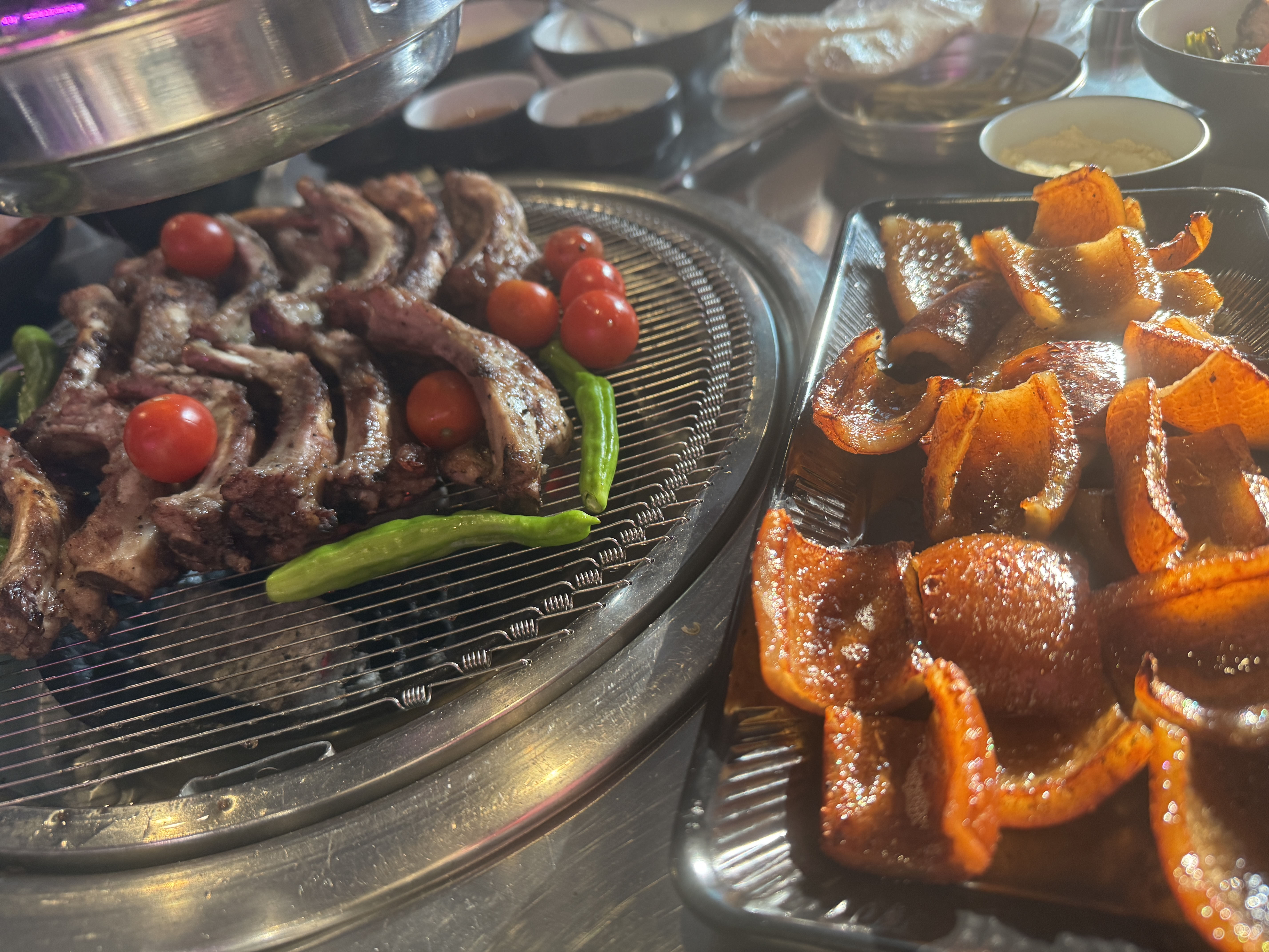 강남 쪽갈비 논현점에서 쪽갈비와 함께 곁들여 나온 돼지껍데기 한 상
