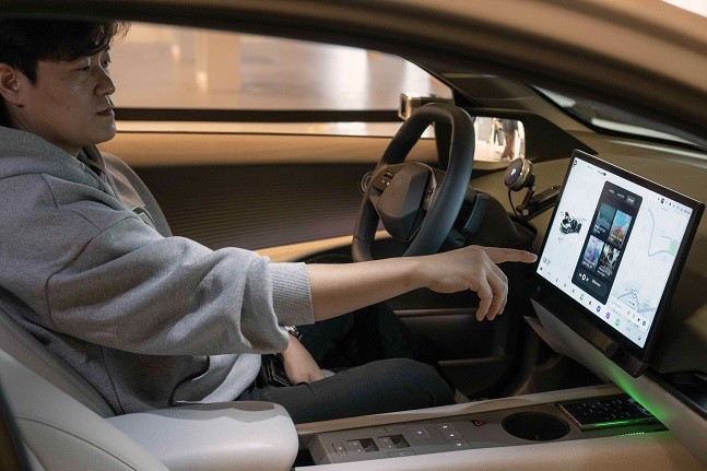 차세대 인포테인먼트 시스템 '플레오스 커넥트'를 시연하는 모습.