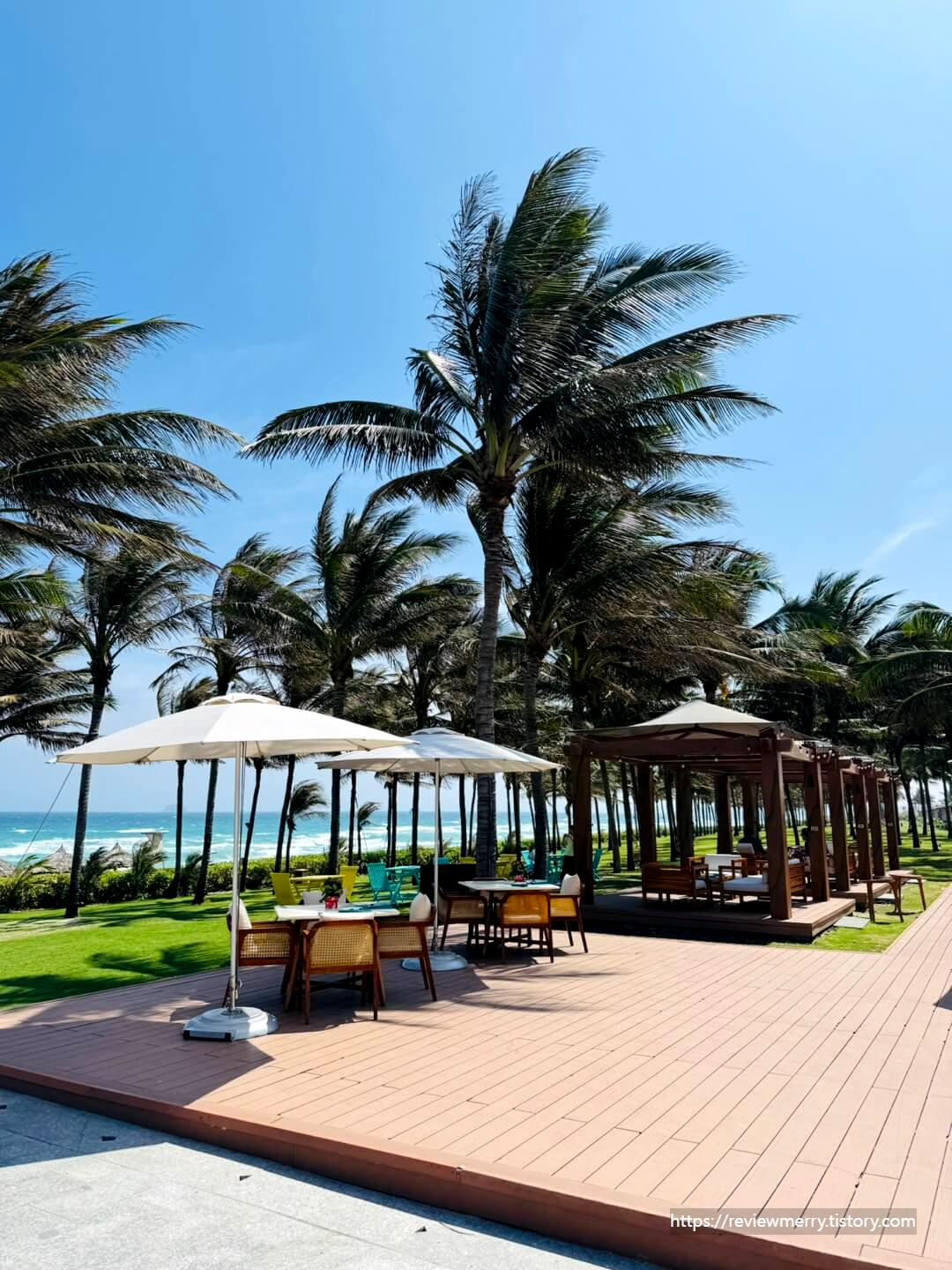 식당 앞 비치자리