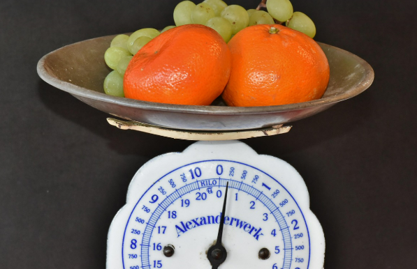 과일이 얹어진 저울 이미지