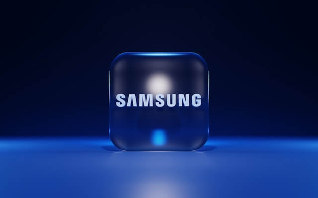 파란색 바탕에 흰색 로고가 있는 큐브