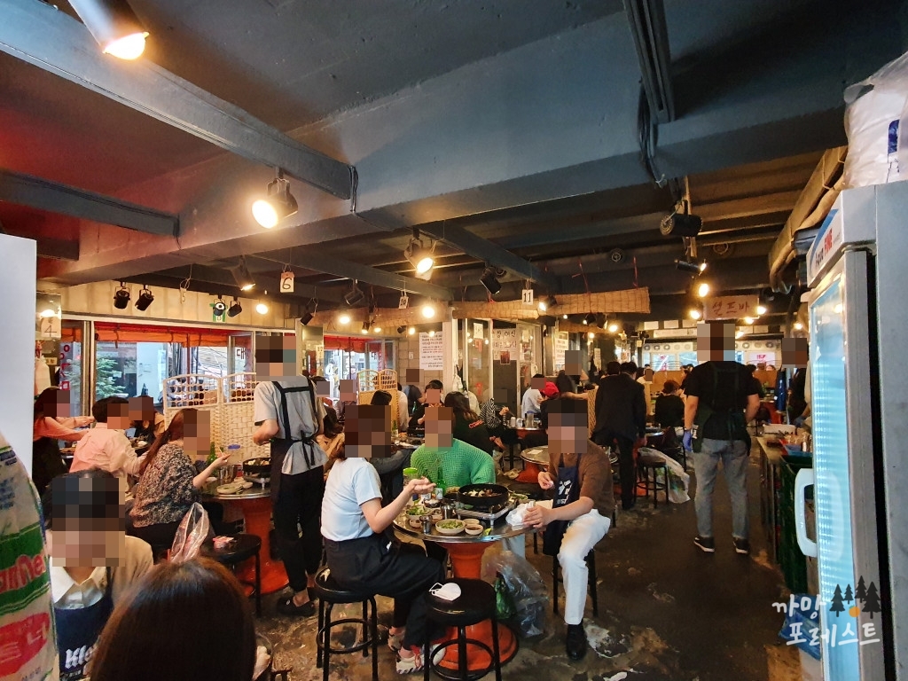 신촌황소곱창 매장 내부